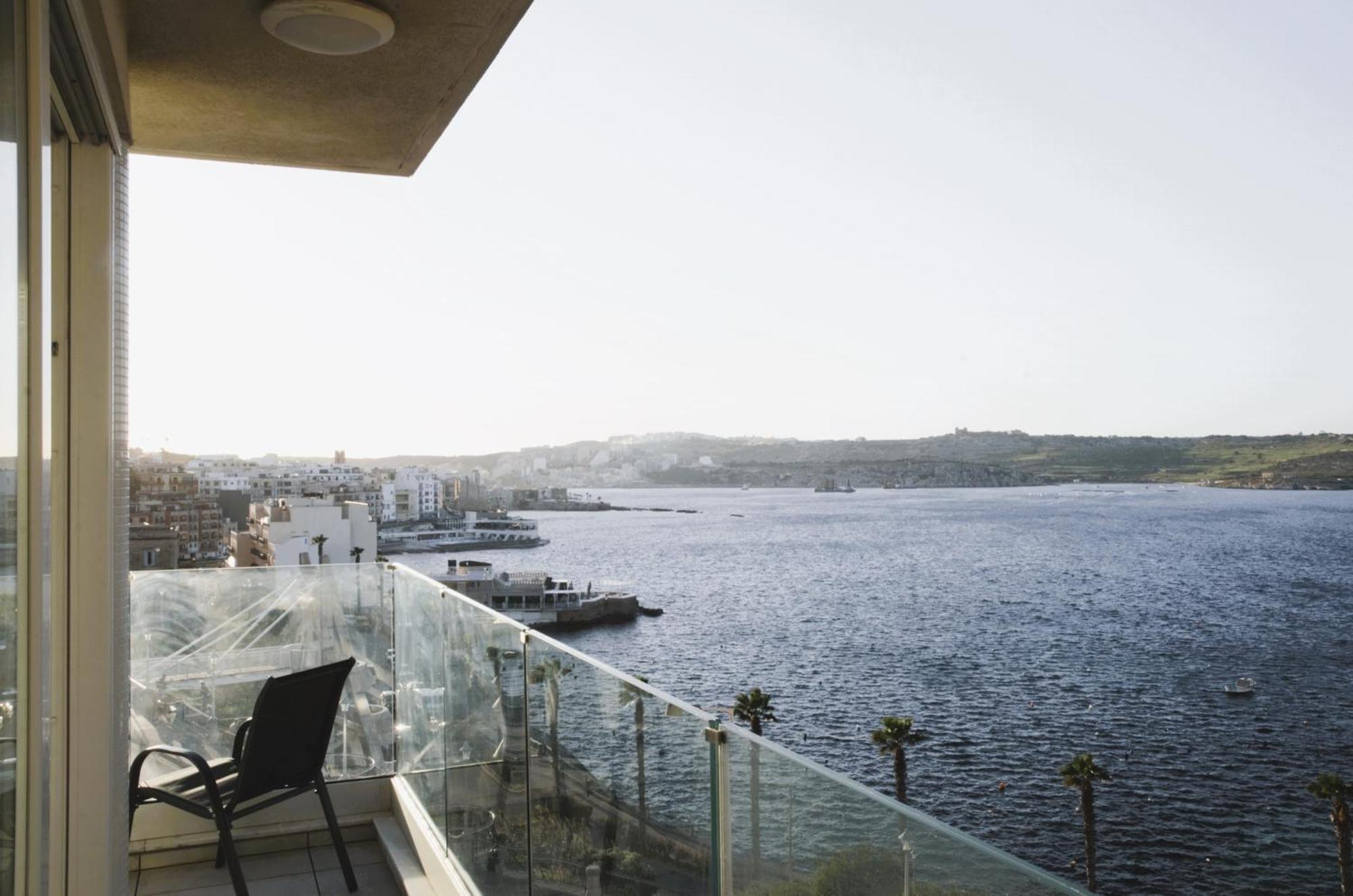 New Seafront Apartment - Spectacular Views セント・ポールズ・ベイ エクステリア 写真