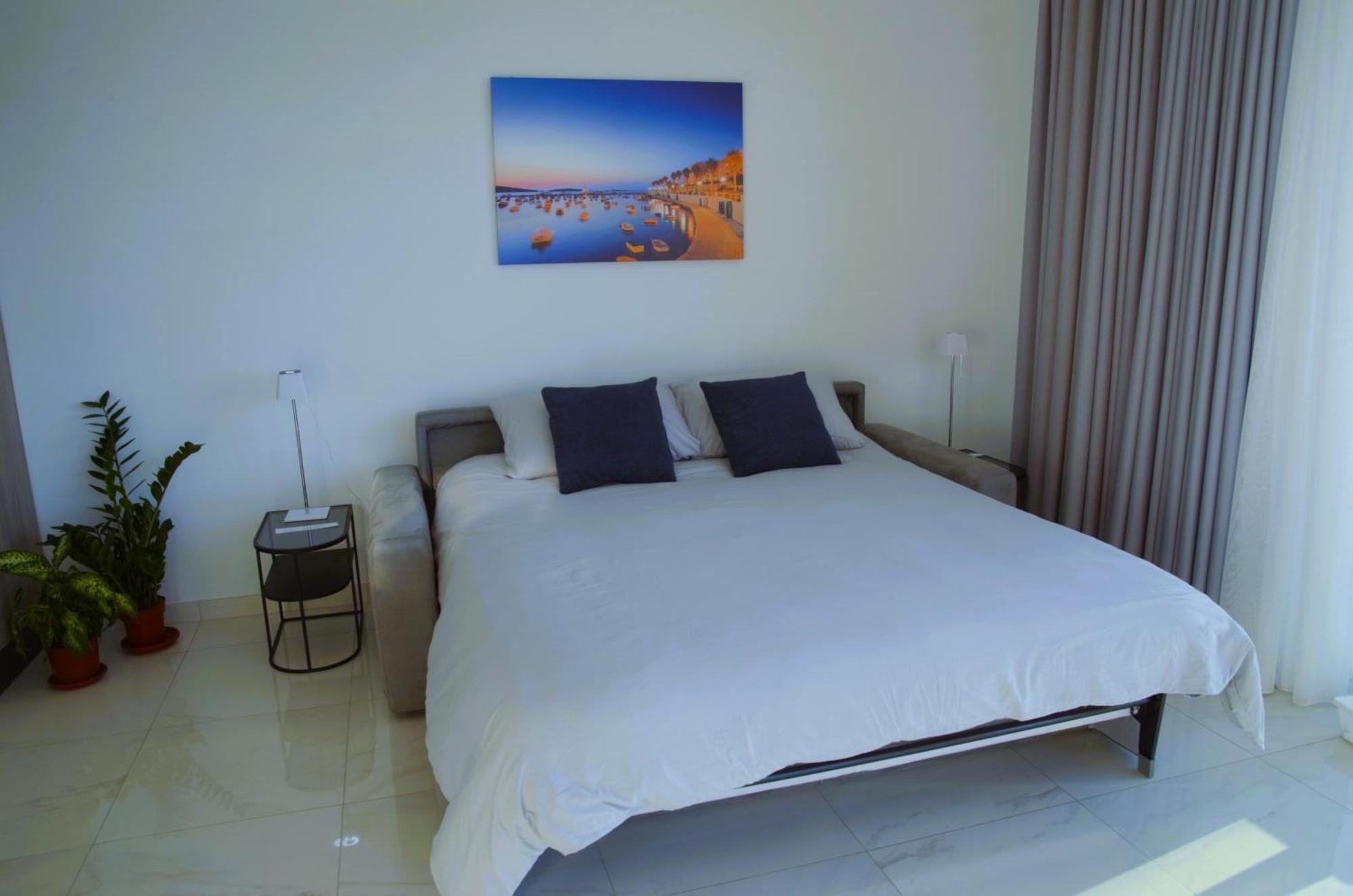 New Seafront Apartment - Spectacular Views セント・ポールズ・ベイ エクステリア 写真