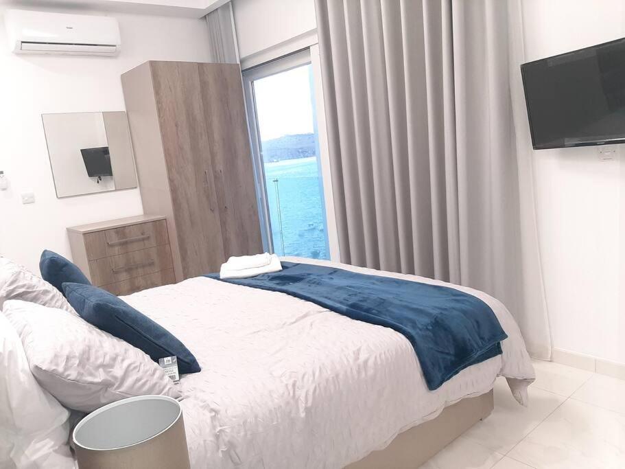 New Seafront Apartment - Spectacular Views セント・ポールズ・ベイ エクステリア 写真