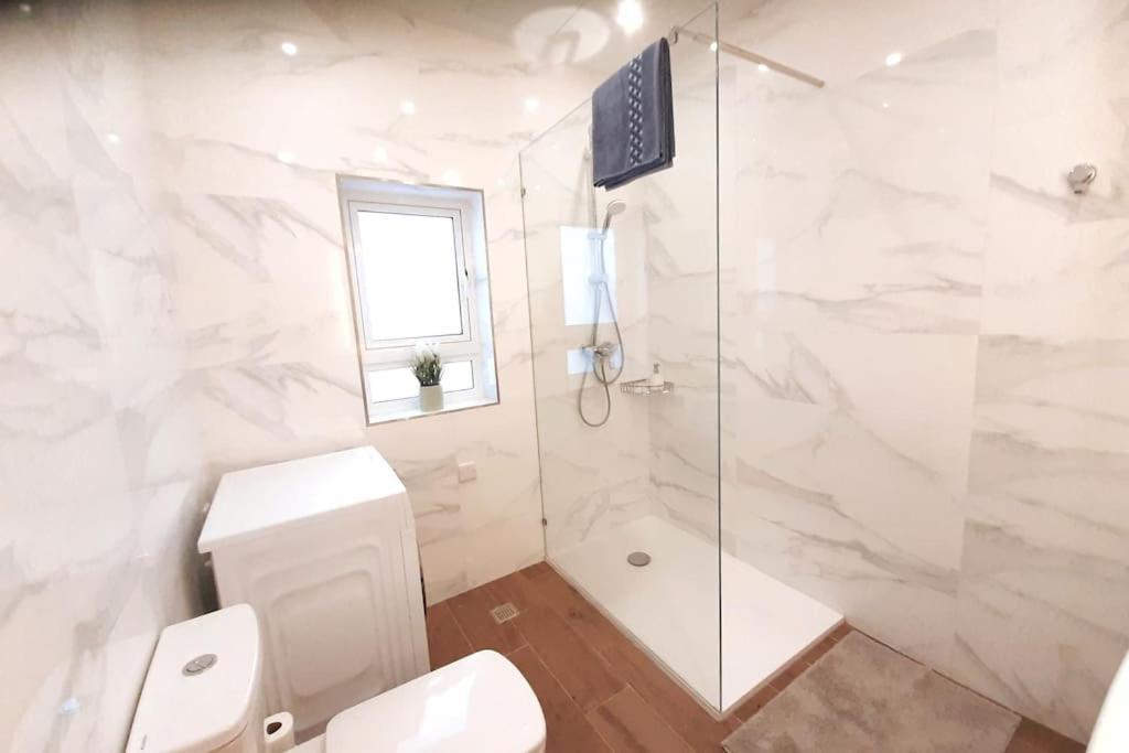 New Seafront Apartment - Spectacular Views セント・ポールズ・ベイ エクステリア 写真