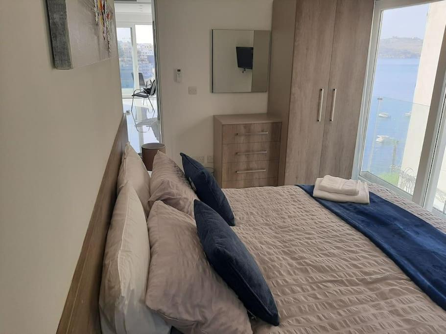 New Seafront Apartment - Spectacular Views セント・ポールズ・ベイ エクステリア 写真