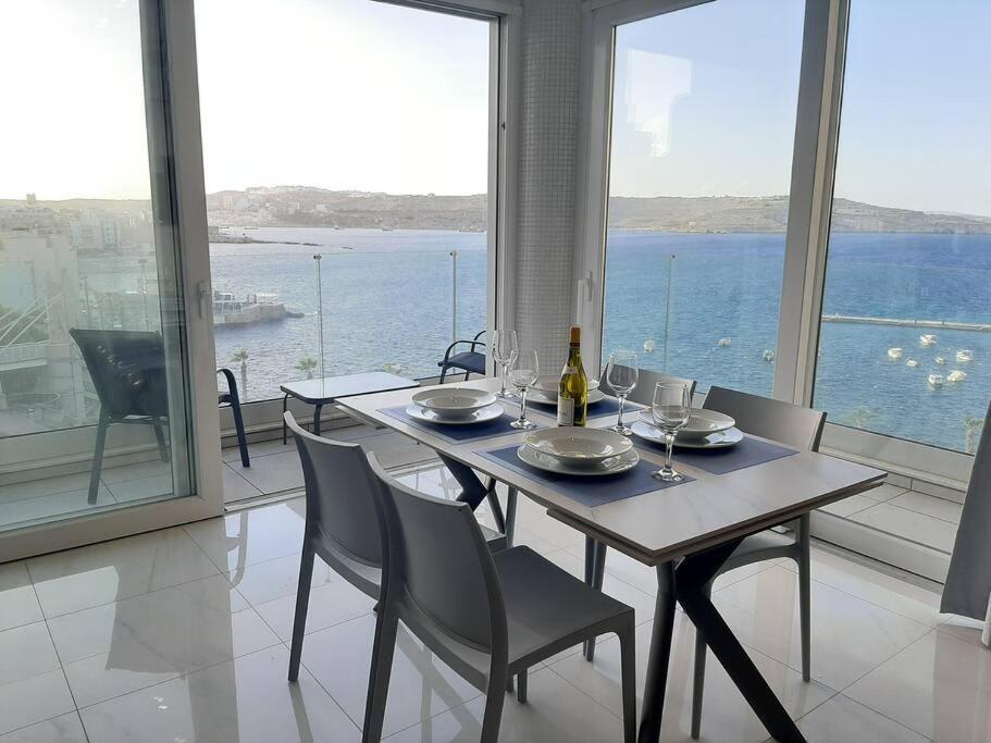 New Seafront Apartment - Spectacular Views セント・ポールズ・ベイ エクステリア 写真