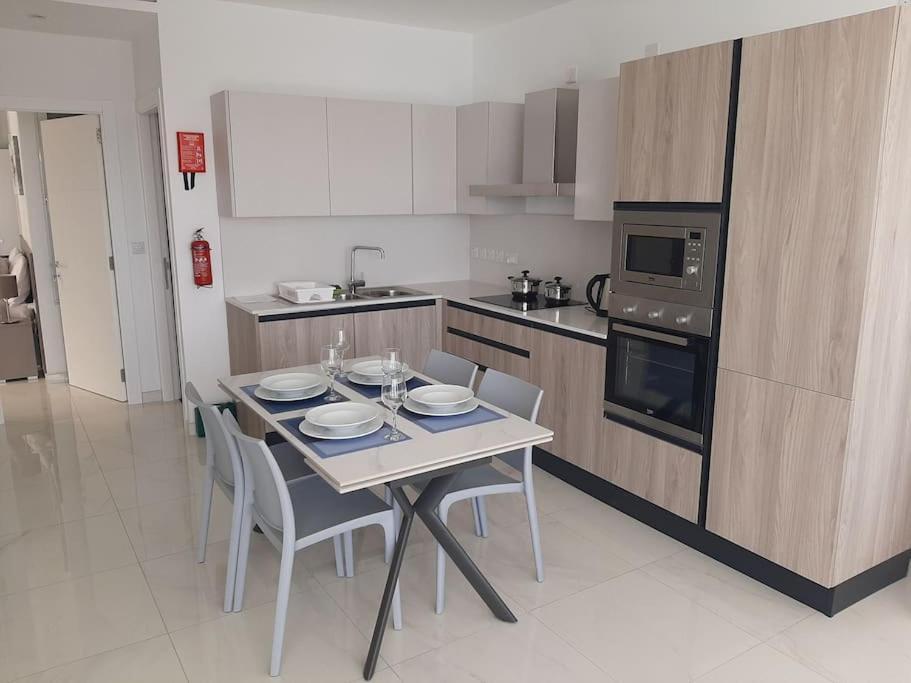 New Seafront Apartment - Spectacular Views セント・ポールズ・ベイ エクステリア 写真
