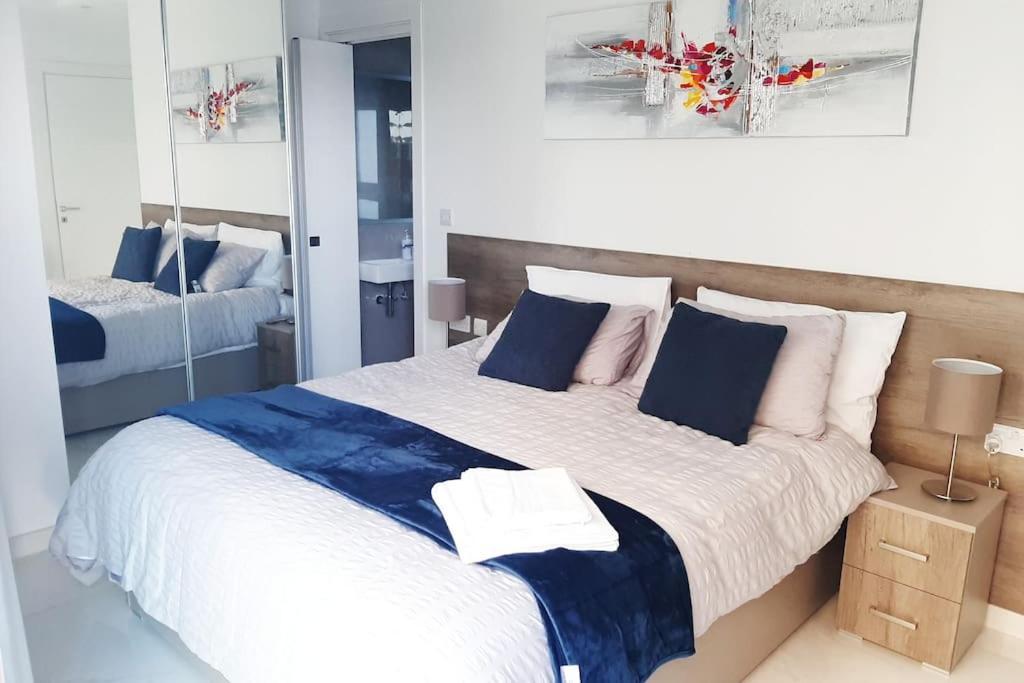 New Seafront Apartment - Spectacular Views セント・ポールズ・ベイ エクステリア 写真